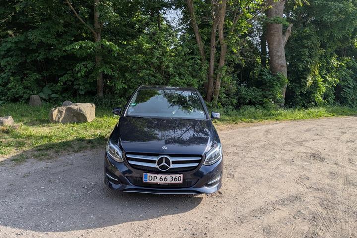 Blå Mercedes B200 d fra 2017