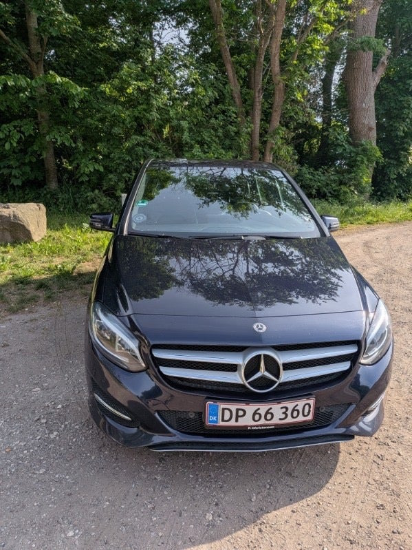 Blå Mercedes B200 d fra 2017