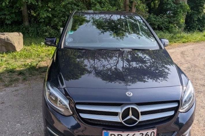 Blå Mercedes B200 d fra 2017