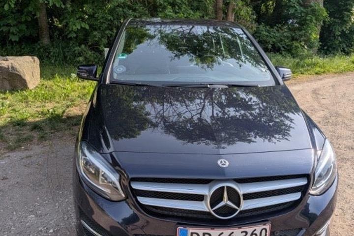 Blå Mercedes B200 d fra 2017