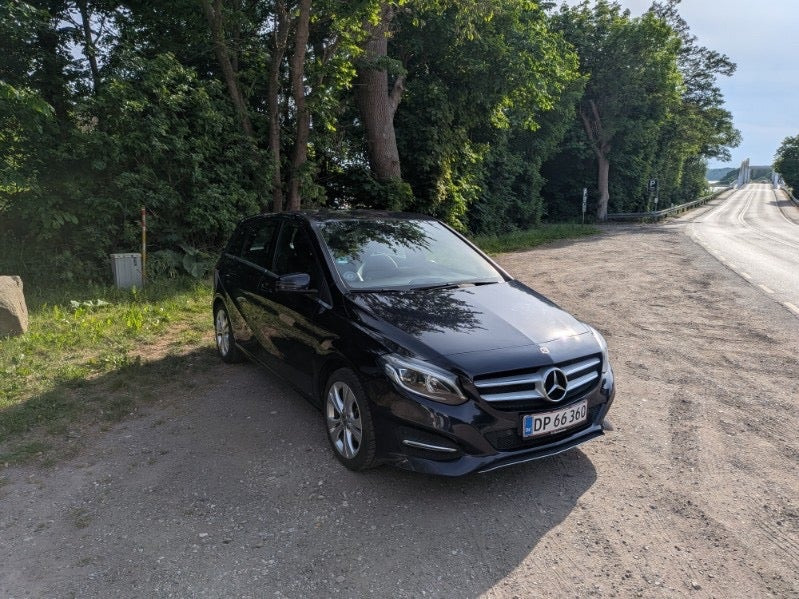 Blå Mercedes B200 d fra 2017