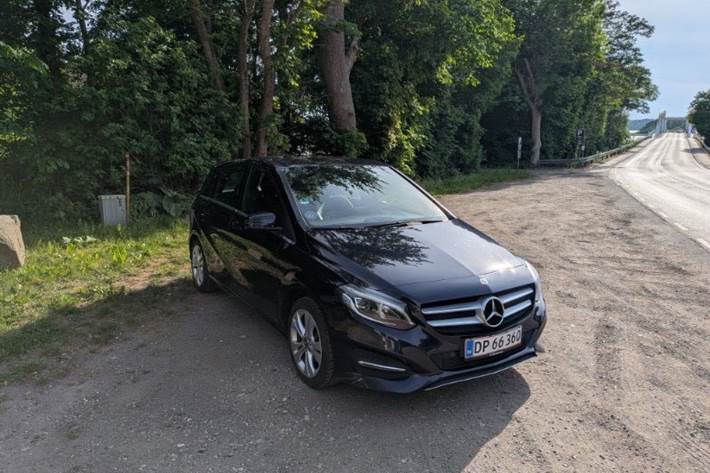 Blå Mercedes B200 d fra 2017