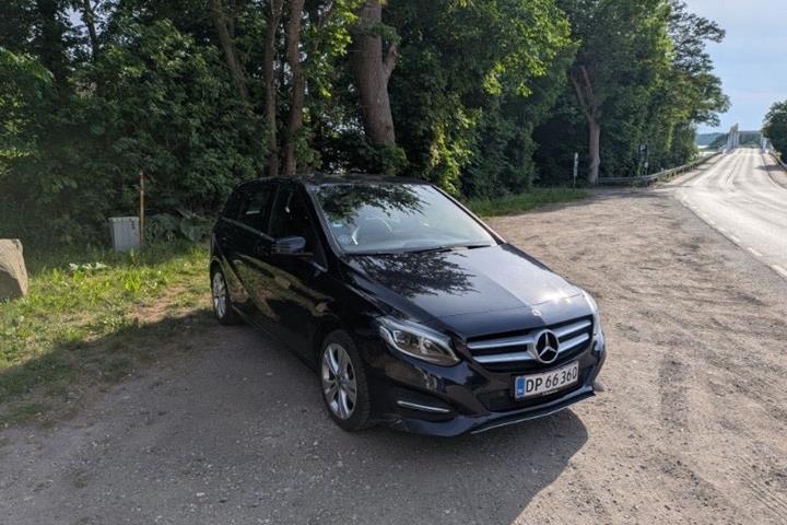 Blå Mercedes B200 d fra 2017