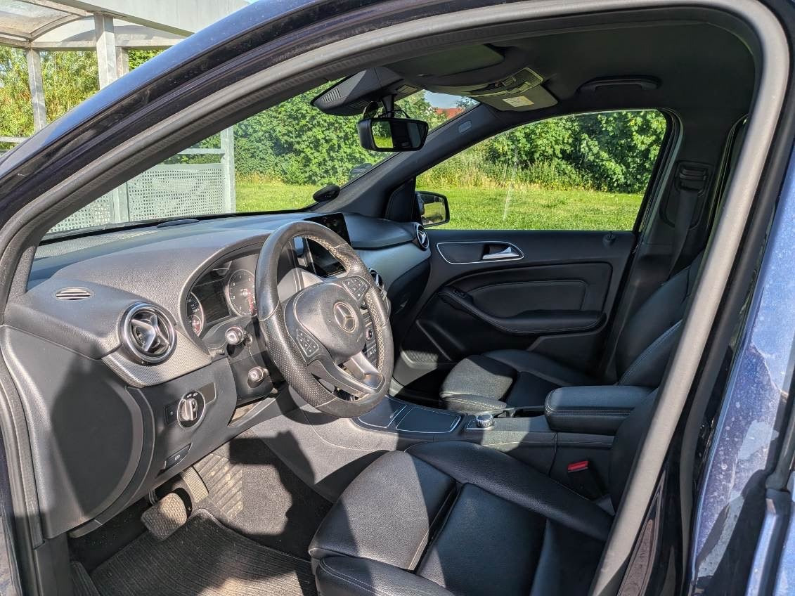 Blå Mercedes B200 d fra 2017