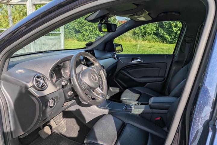 Blå Mercedes B200 d fra 2017