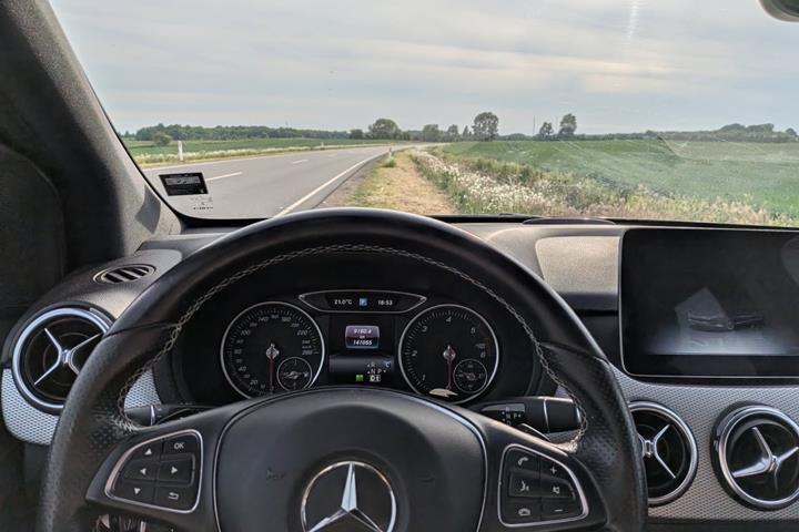Blå Mercedes B200 d fra 2017