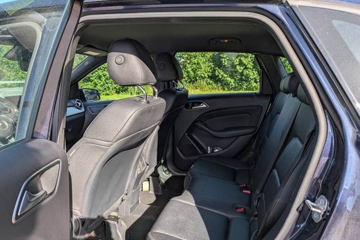 Blå Mercedes B200 d fra 2017