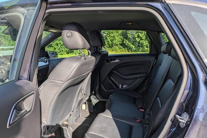 Blå Mercedes B200 d fra 2017