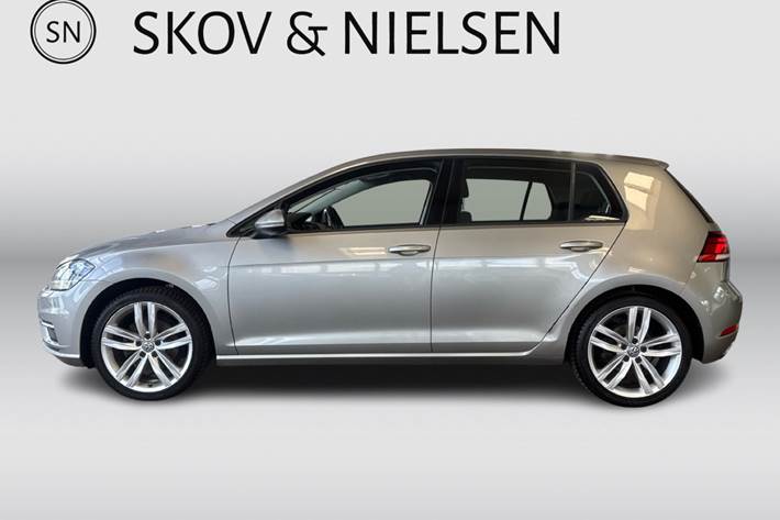 Beige VW Golf VII fra 2018