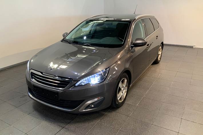 Grå Peugeot 308 fra 2015 set udefra