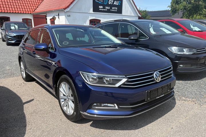 Blå VW Passat fra 2018 set udefra