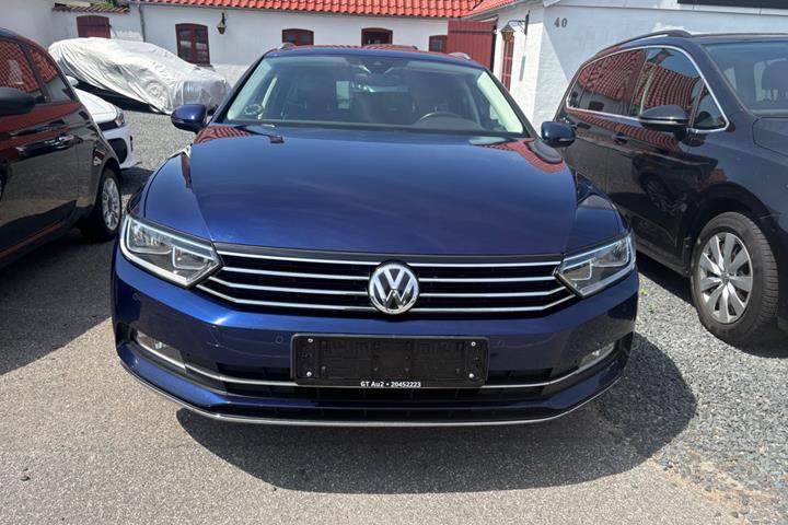 Blå VW Passat fra 2018