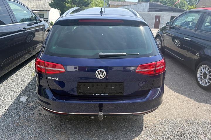 Blå VW Passat fra 2018