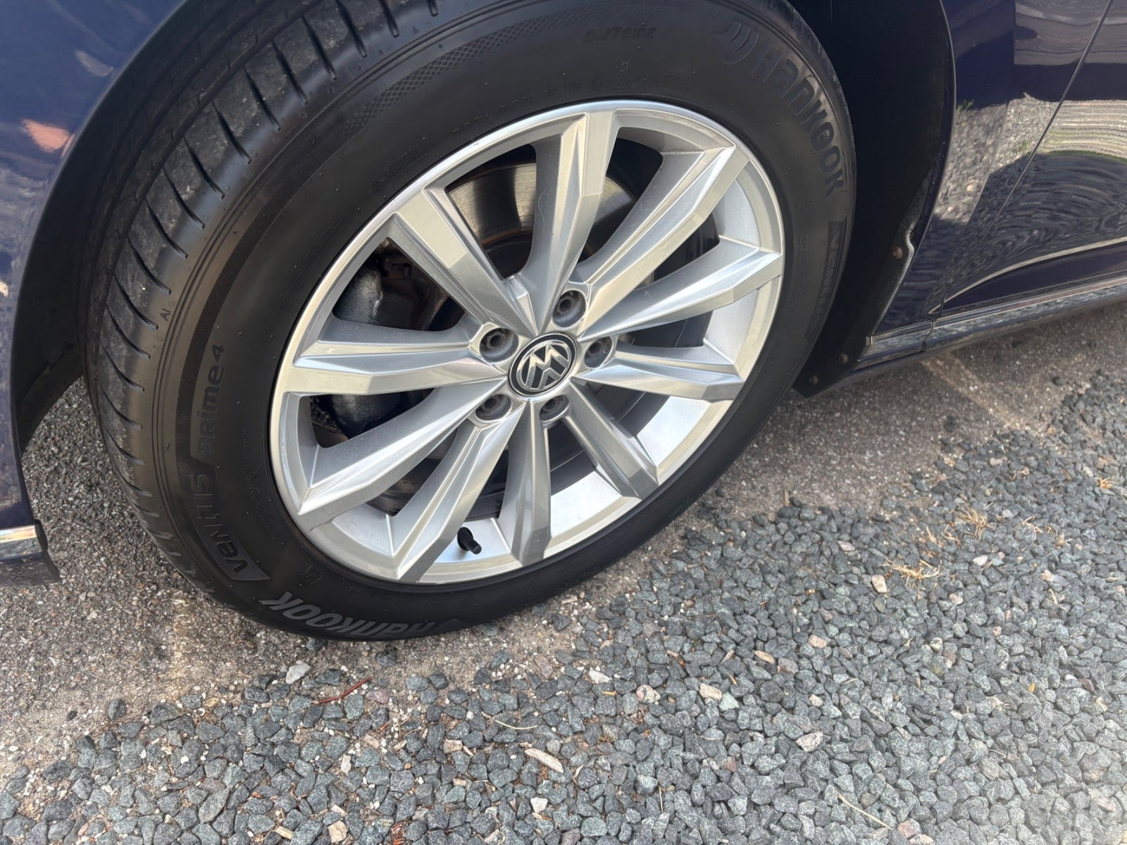 Blå VW Passat fra 2018