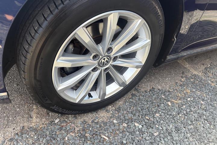 Blå VW Passat fra 2018