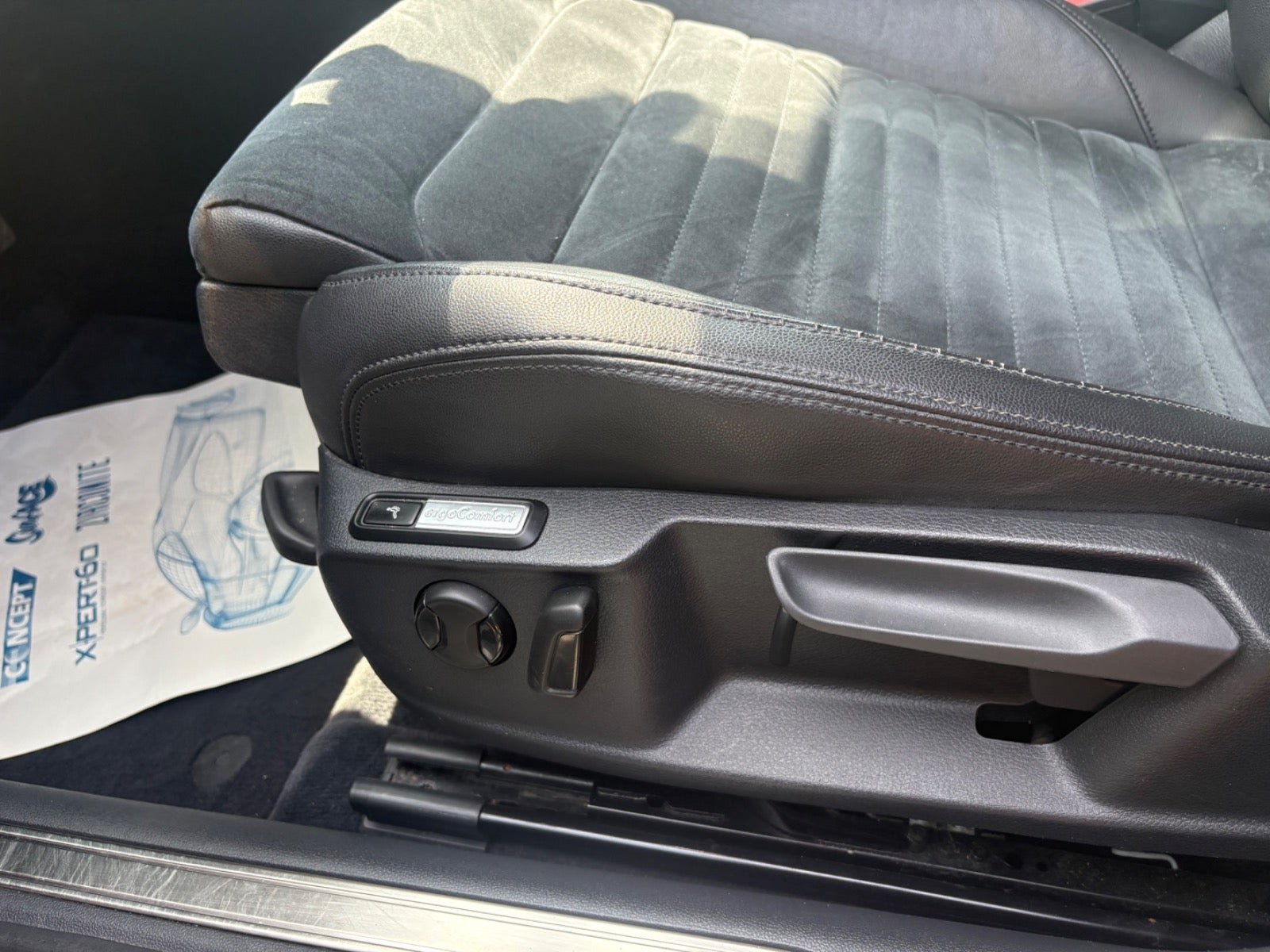 Blå VW Passat fra 2018