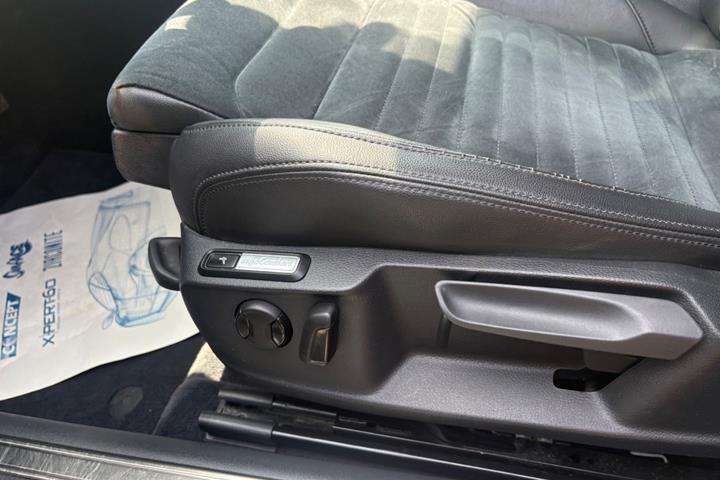Blå VW Passat fra 2018