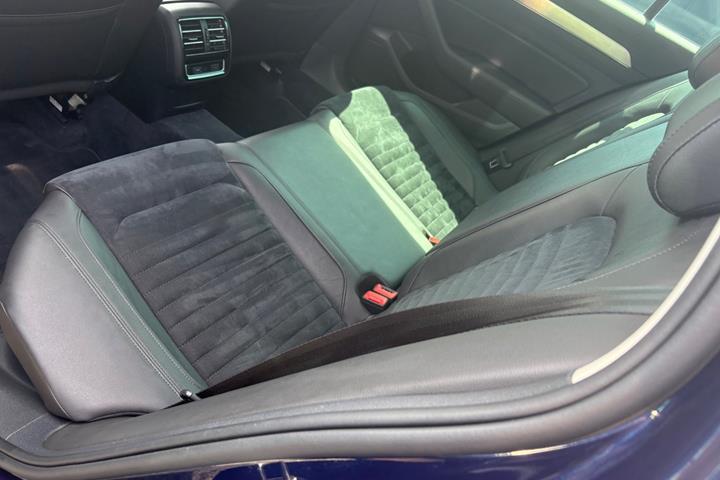 Blå VW Passat fra 2018