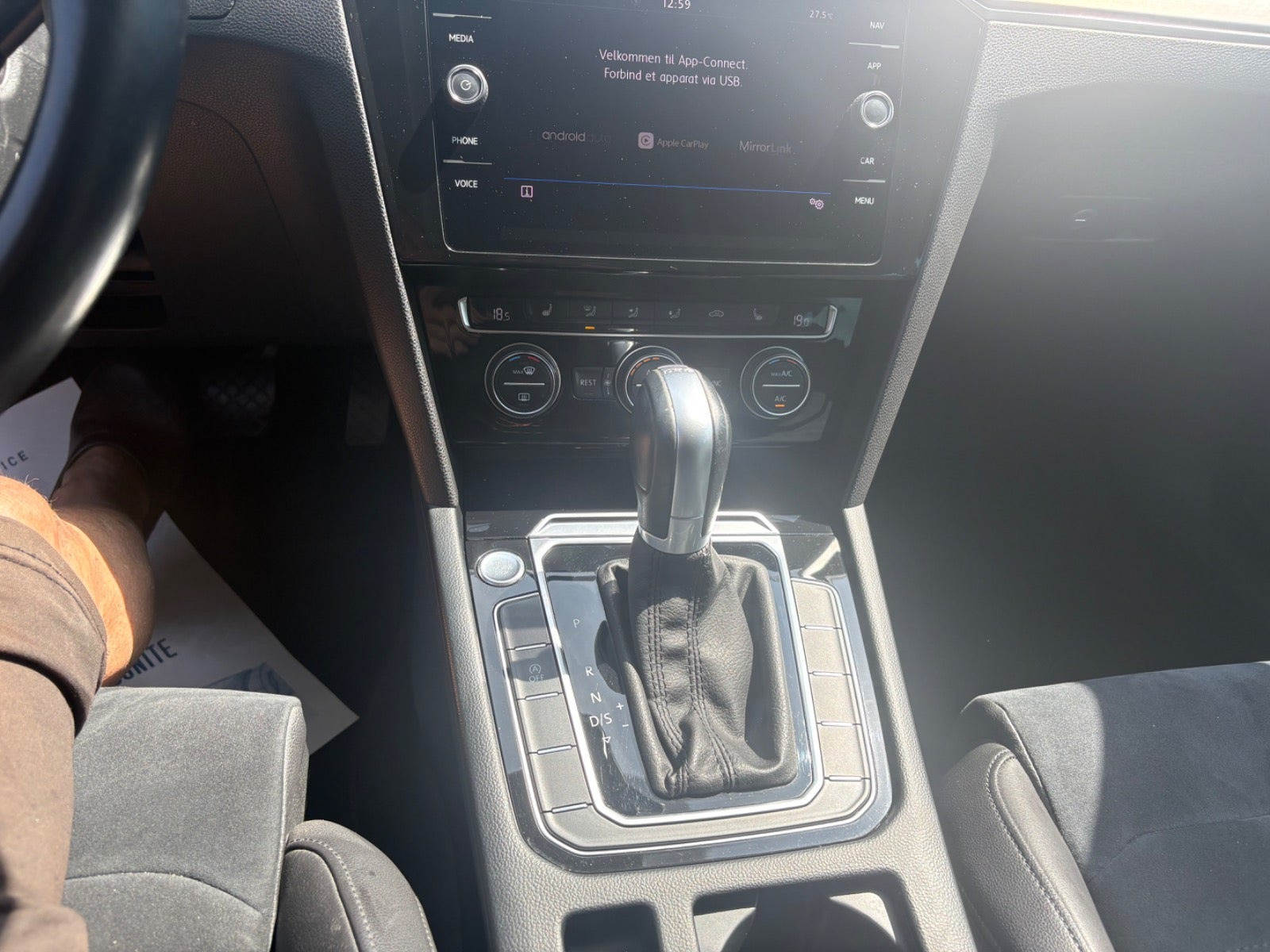 Blå VW Passat fra 2018