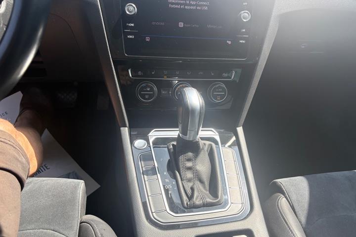 Blå VW Passat fra 2018