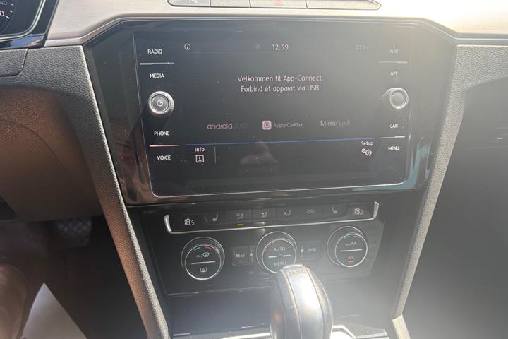 Blå VW Passat fra 2018