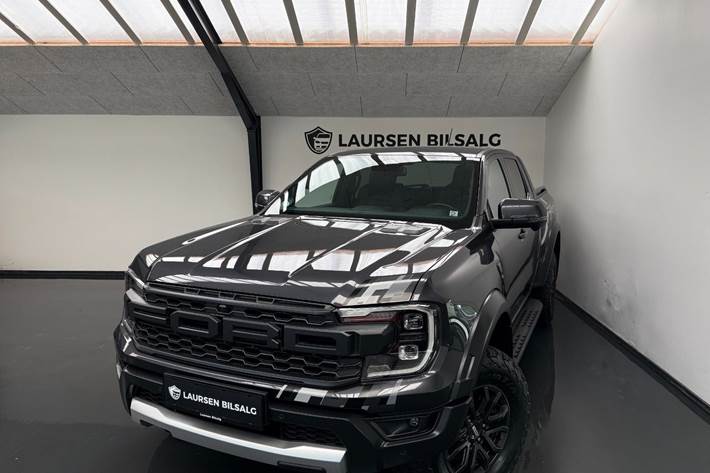 Grå Ford Ranger Raptor fra 2022 set udefra