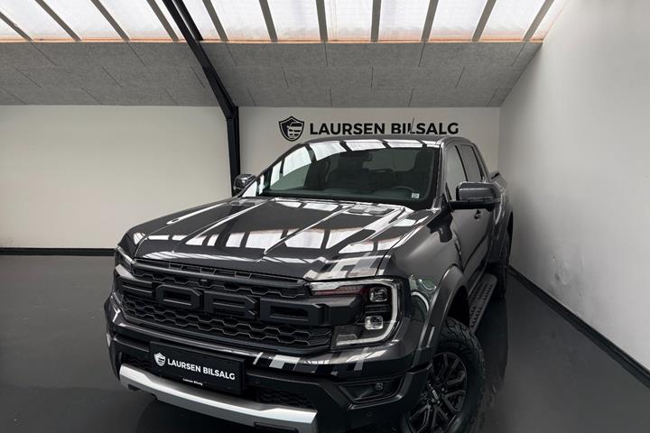 Grå Ford Ranger Raptor fra 2022 set udefra