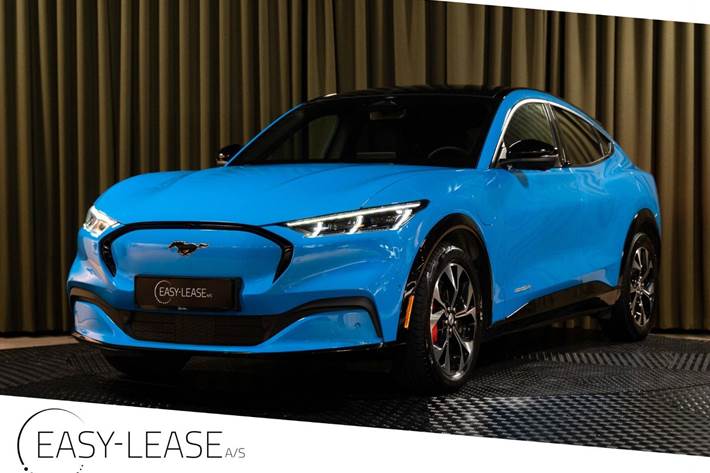 Blå Ford Mustang Mach-E fra 2023