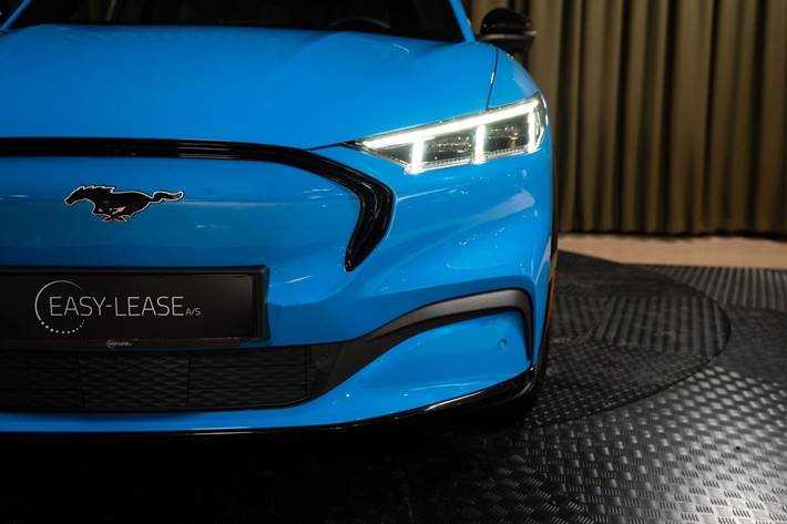 Blå Ford Mustang Mach-E fra 2023
