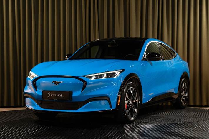 Blå Ford Mustang Mach-E fra 2023