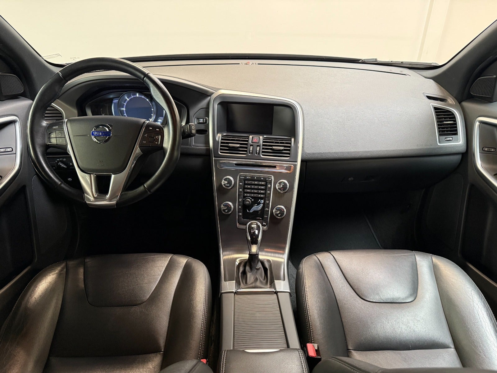 Grå Volvo XC60 fra 2016