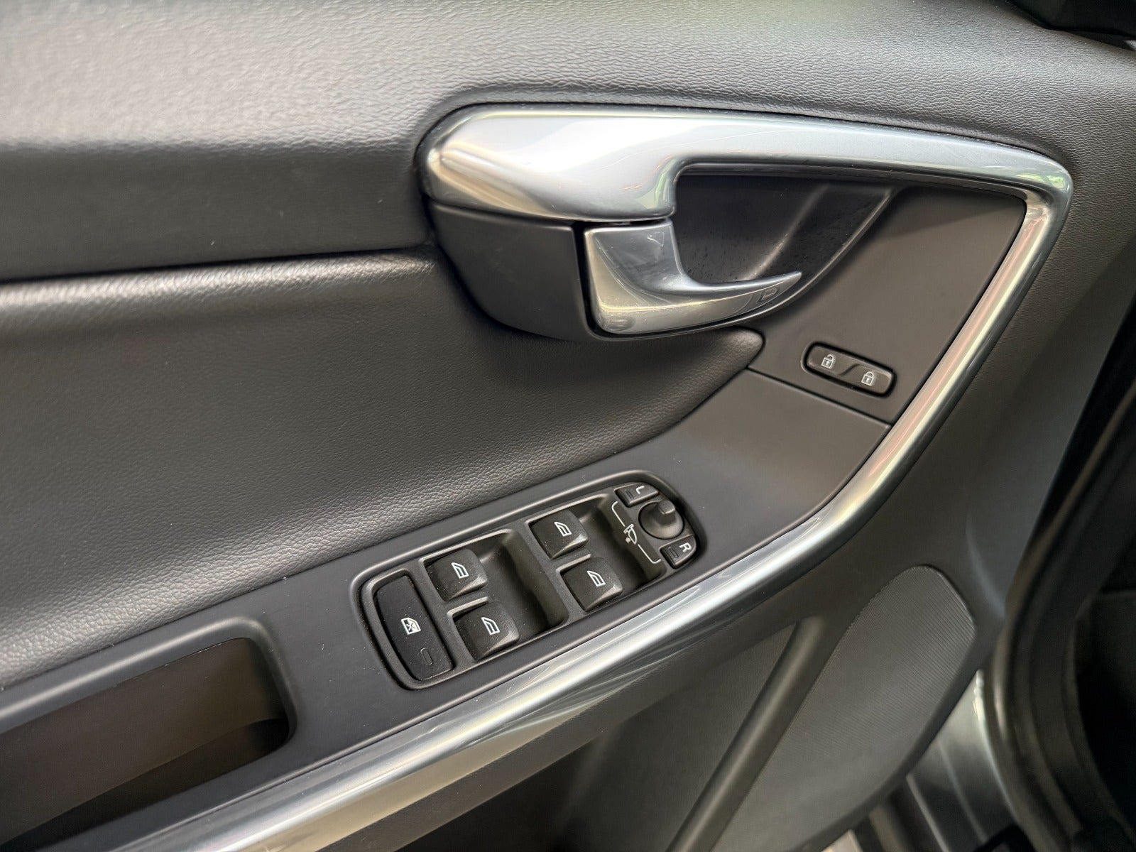 Grå Volvo XC60 fra 2016