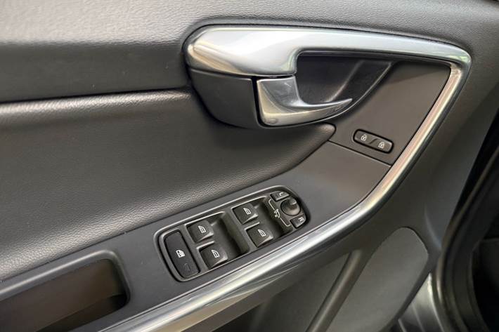 Grå Volvo XC60 fra 2016