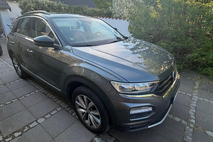 Grå VW T-Roc fra 2019 set udefra
