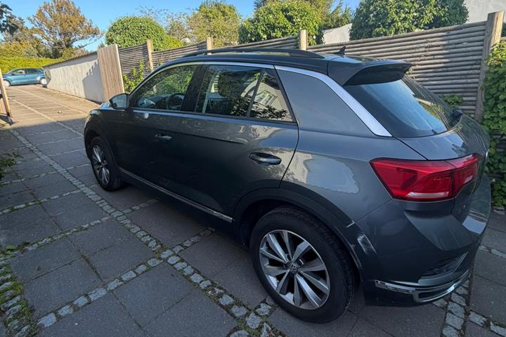 Grå VW T-Roc fra 2019