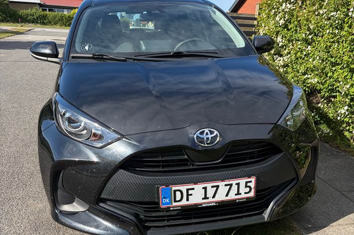 Sort Toyota Yaris fra 2022