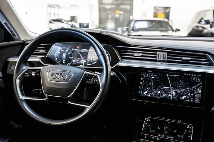 Sort Audi e-tron fra 2022