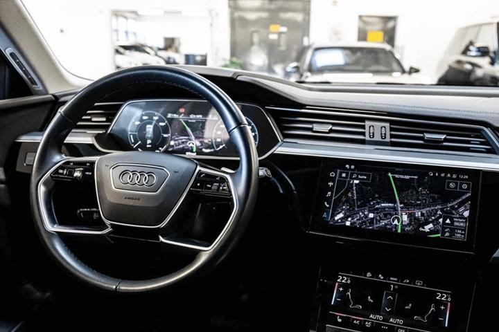 Sort Audi e-tron fra 2022