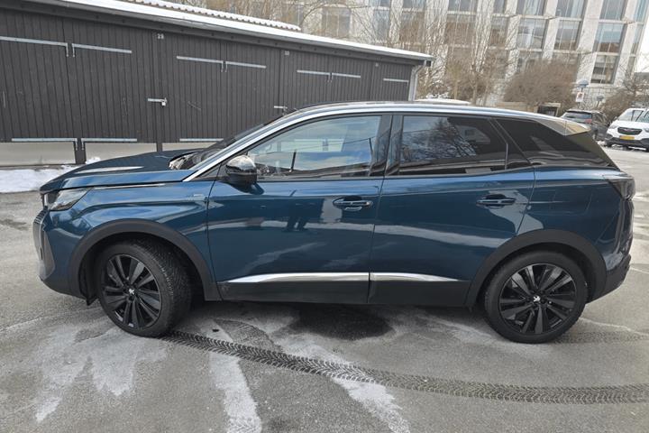 Blå Peugeot 3008 fra 2022