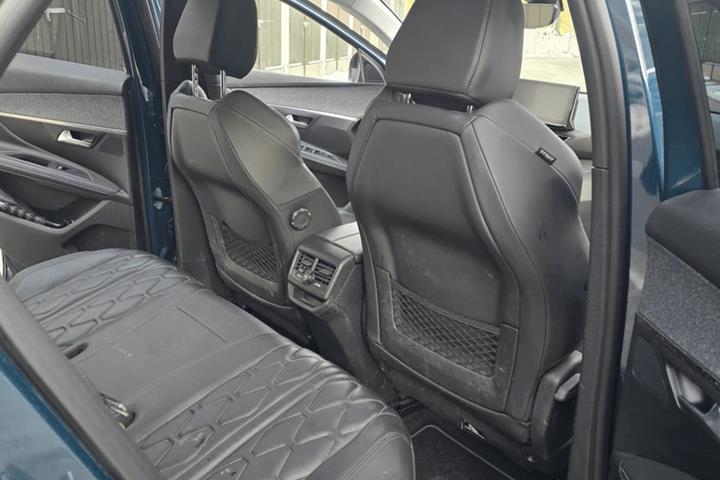 Blå Peugeot 3008 fra 2022