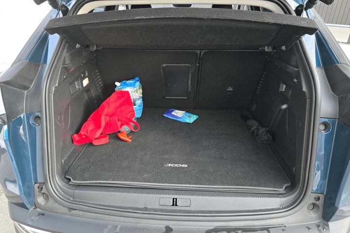 Blå Peugeot 3008 fra 2022