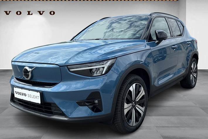 Blå Volvo XC40 fra 2023 set udefra