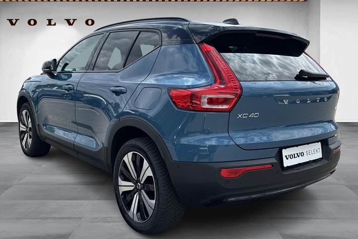 Blå Volvo XC40 fra 2023