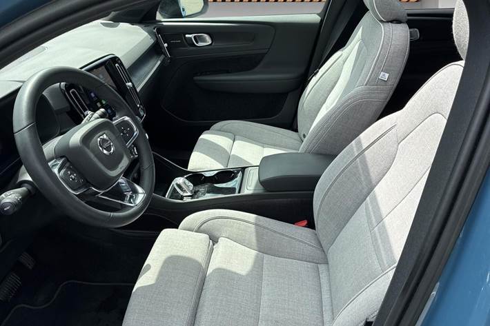 Blå Volvo XC40 fra 2023