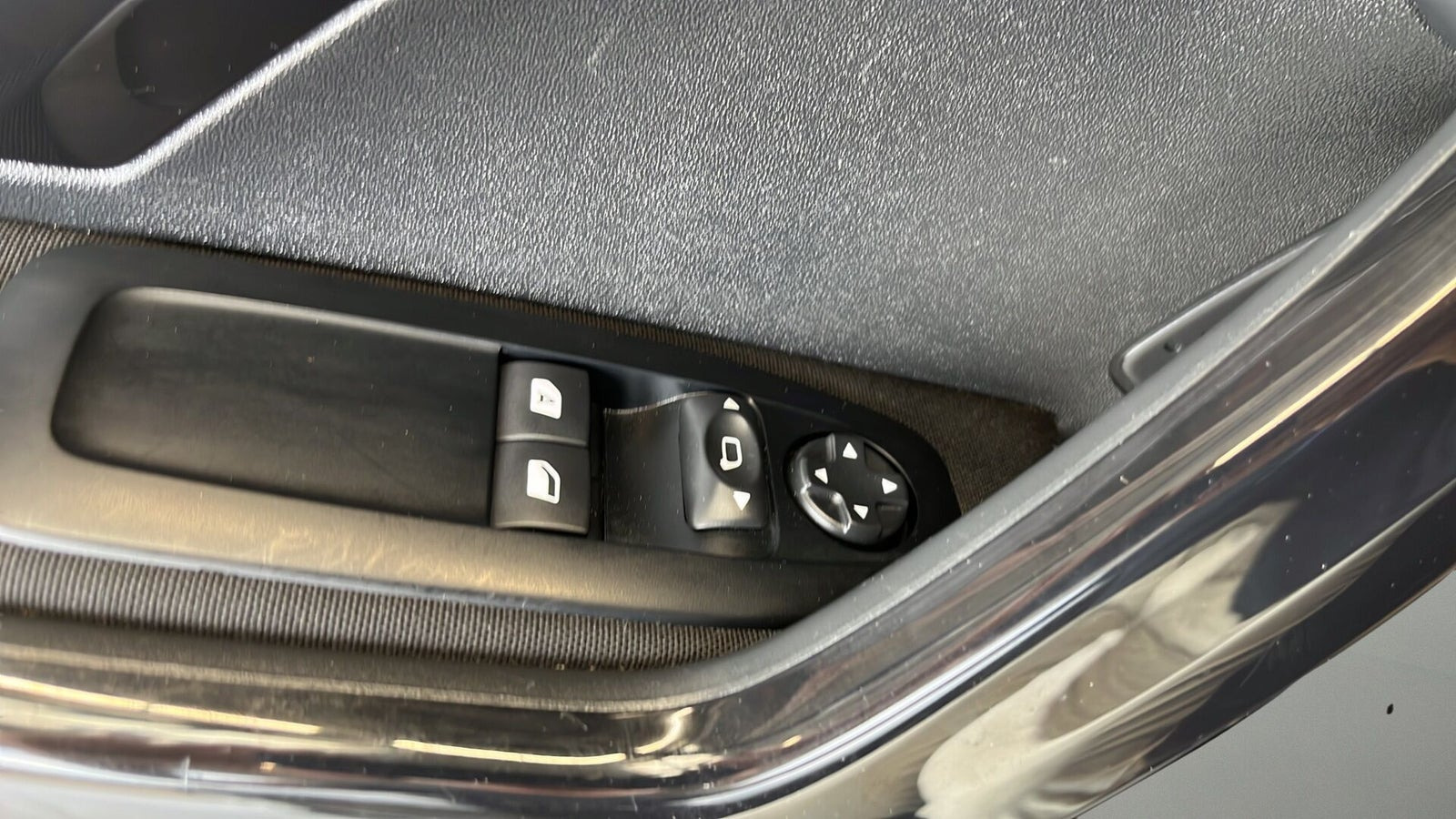 Sort Peugeot 208 fra 2015