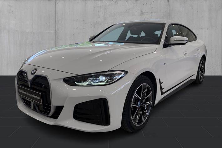 Hvid BMW i4 fra 2024 set udefra