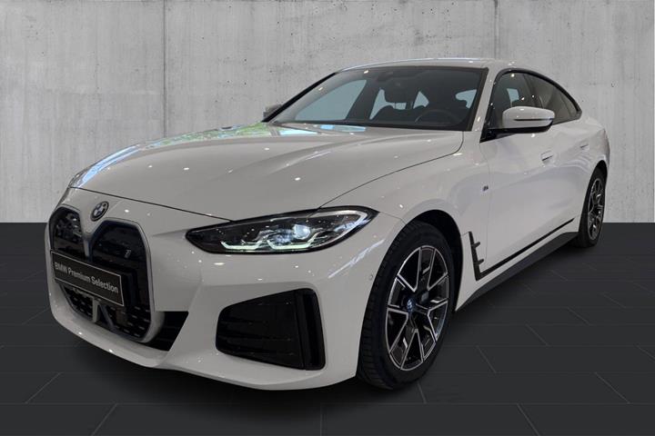 Hvid BMW i4 fra 2024 set udefra