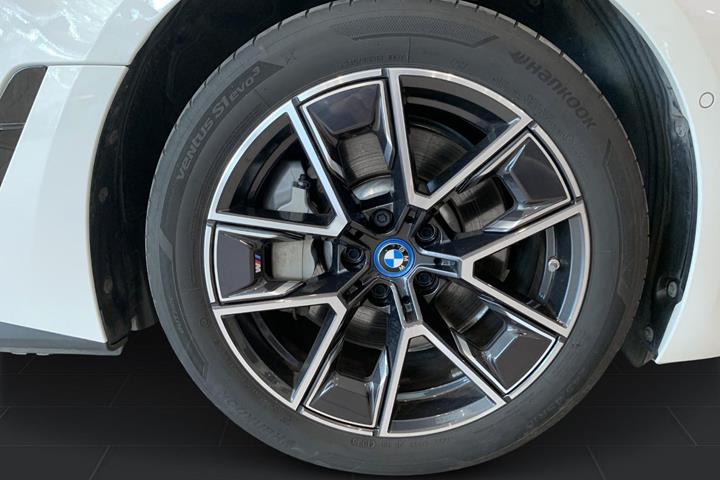 Hvid BMW i4 fra 2024