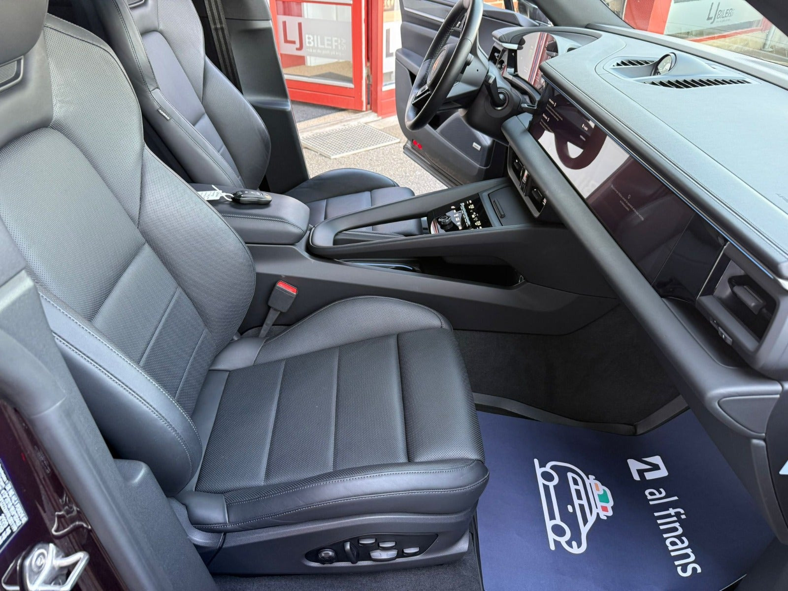 undefined Porsche Macan 4 fra 2024