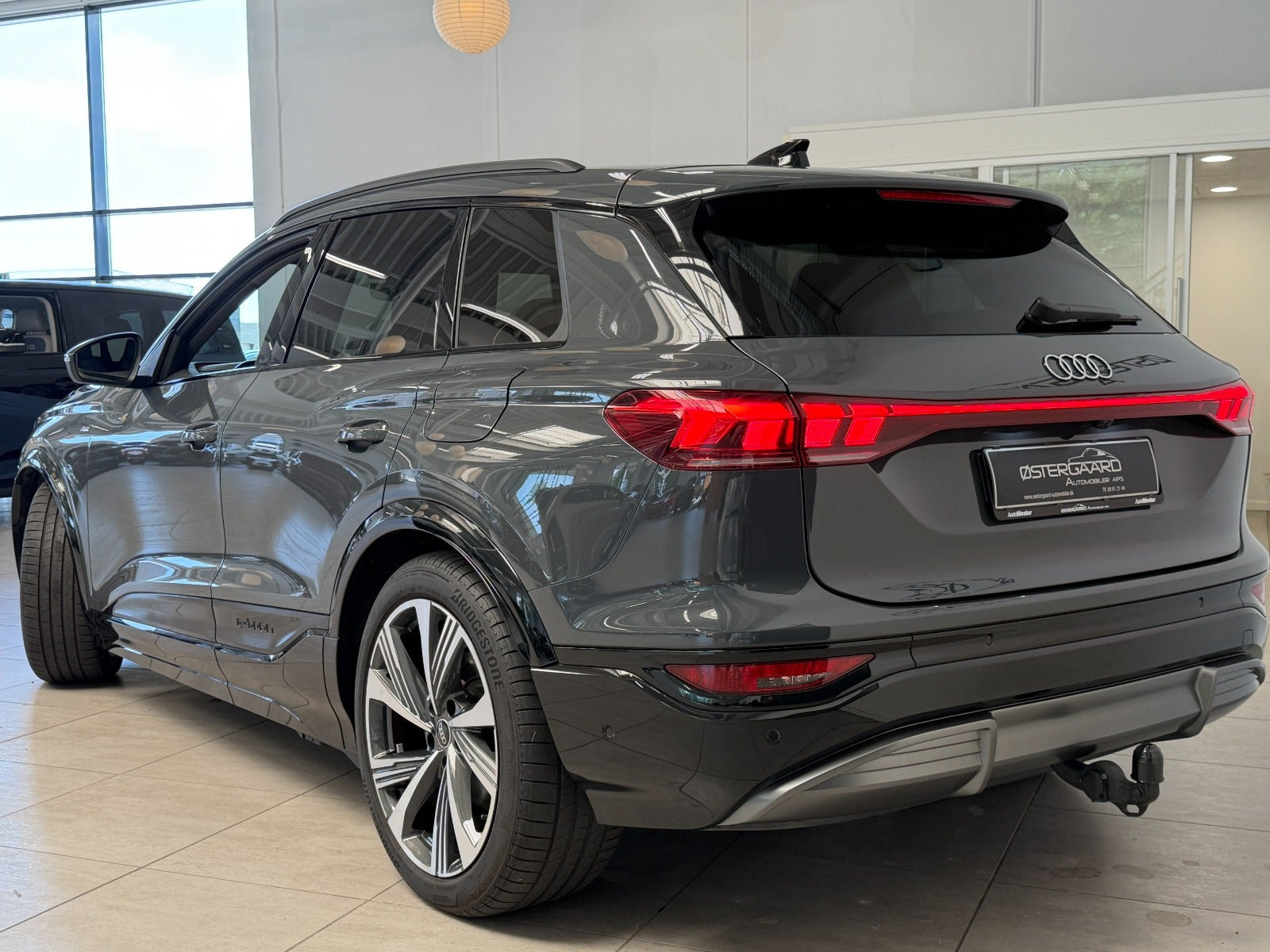 Grå Audi Q6 e-tron fra 2025